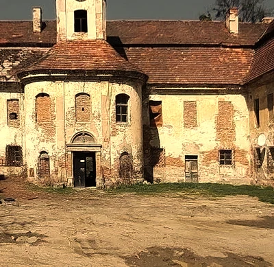 Otwór wejściowy i ubytki tynku.